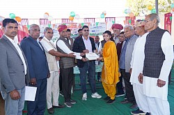 पूनम कुमावत  बोर्ड परीक्षा कक्षा 10 में गणित में 100/100 अंक लेन पर 2100/- रूपये का नगद पुरस्कार